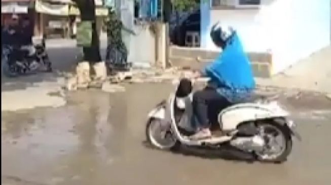 Viral Emak-emak di Cilegon Terobos Jalan yang Sedang Dicor, Netizen Beri Gelar Kehormatan: Raja Jalanan Lewat