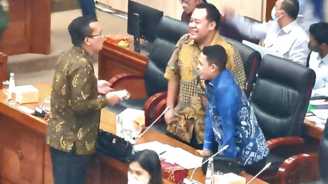 Direktur Utama PT Bank Tabungan Negara (Persero) Tbk. Haru Koesmahargyo dengan Wakil Ketua Komisi VI DPR Muhammad Haekal dan anggota Komisi VI DPR Abdul Hakim usai Rapat Kerja Komisi VI DPR RI dengan Kementerian BUMN, di Jakarta, Senin (4/7/2022). (Istimewa)