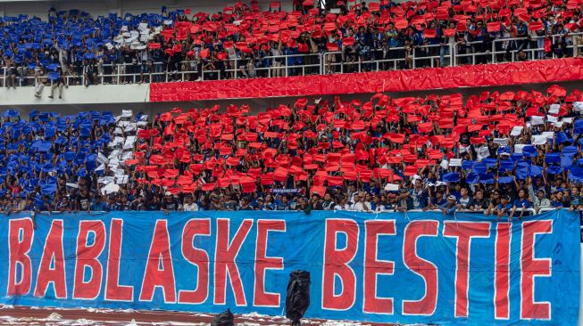 Sejumlah suporter PSIS Semarang melakukan koreografi saat pertandingan perempat final Piala Presiden 2022 melawan Bhayangkara FC di Stadion Jatidiri Semarang, Jawa Tengah, Minggu (3/7/2022).[ANTARA FOTO/Aji Styawan/foc]