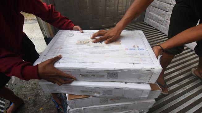 Pekerja menurunkan daging beku kemasan dari dalam kontainer saat tiba di Kantor Perum Bulog Sulawesi Tengah di Palu, Sulawesi Tengah, Minggu (3/7/2022). [ANTARA FOTO/Mohamad Hamzah/foc]