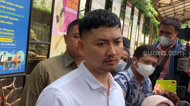 Angga Wijaya usai sidang mediasi di Pengadilan Agama Jakarta Selatan [Suara.com/Adiyoga Priyambodo]