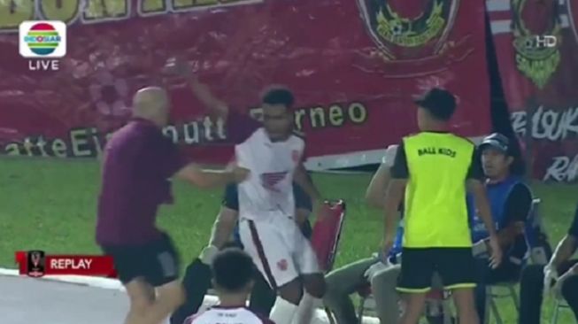 Momen Pemain PSM Makassar Tendang Bola ke Ballboy di Piala Presiden 2022