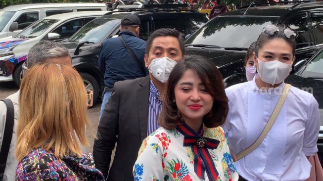 Dewi Perssik saat hadir sidang cerai di Pengadilan Agama Jakarta Selatan [Suara.com/Adiyoga Priyambodo]