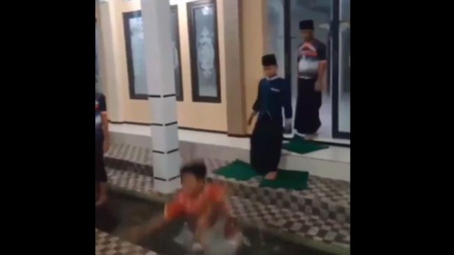 Basah Kuyup Nyemplung ke Tempat Wudu Masjid, Bocah Ini Jadi Bahan Tertawaan