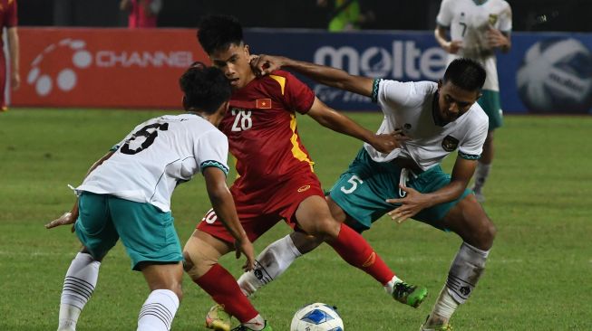 Hajar Filipina U-19 di Piala AFF U-19 2022, Vietnam U-19 Dituduh Dapat Bantuan Wasit