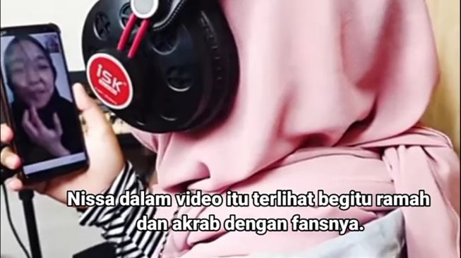 Nissa Sabyan di-video call penggemar (YouTube)