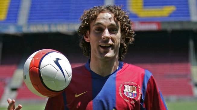 Pemain Argentina Gabriel Milito melambai kepada para penggemar saat diperkenalkan sebagai pemain baru Barcelona di stadion Camp Nou, 19 Juli 2007. Berasal dari Saragosse, Milito menandatangani kontrak empat tahun dengan klub. AFP PHOTO/CESAR RANGEL