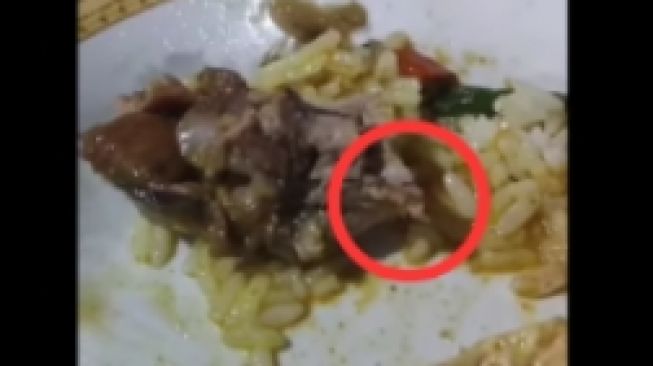 Temukan Belatung di Makanan, Pria Ini Imbau Lebih Teliti Sebelum Makan