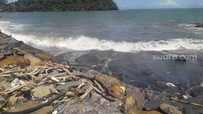 Gelombang Tinggi Hantam Pesisir Pantai Padang, Badan Jalan Terendam hingga 1,5 Meter