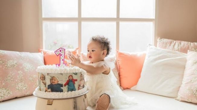 Gemas Banget! 5 Potret Ulang Tahun Baby Aiko Anak Wendi Cagur