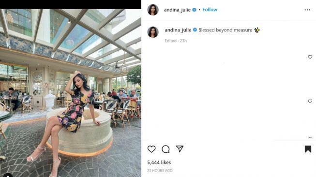 Foto: Cantiknya Andina Julie Pakai Mini Dress Motif Bunga-bunga, Warganet Malah Salfok dengan Ivan Gunawan (instagram/andina_julie)