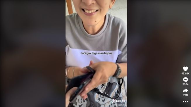 Kelakuan ibu yang baru punya hp android. [TikTok]