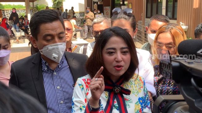 Dewi Perssik usai sidang mediasi di Pengadilan Agama Jakarta Selatan [Suara.com/Adiyoga Priyambodo]