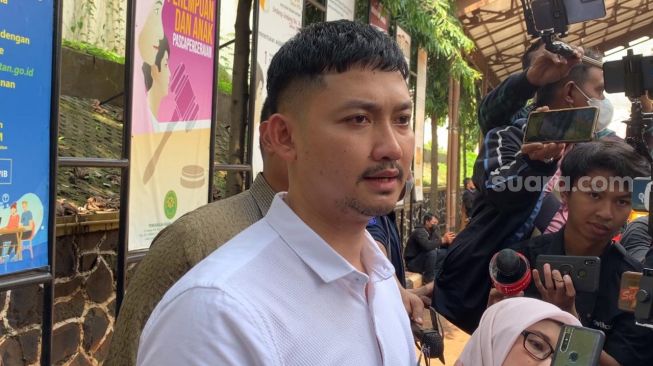 Angga Wijaya usai sidang mediasi di Pengadilan Agama Jakarta Selatan [Suara.com/Adiyoga Priyambodo]