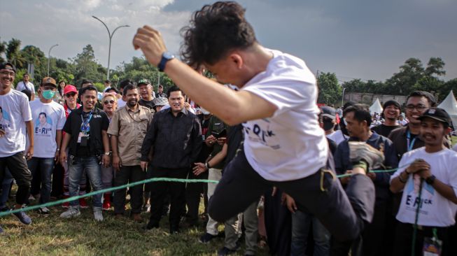 Menteri BUMN Erick Thohir (keenam kiri) melihat permainan lompat tali pada gelaran Festival Dolanan Tradisional di Bintaro, Tangerang, Banten, Minggu (3/7/2022). [ANTARA FOTO/Fauzan/foc]
