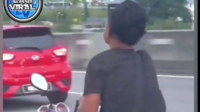 Heboh Pria Nyetir Motor di Tol Sembari Ngelem, Netizen: Berat Beban Hidupnya Tuh
