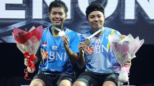 Ganda putri Indonesia Apriyani Rahayu (kanan) dan Siti Fadia Silva Ramadhanti (kiri) memperlihatkan medali saat upacara penganugerahan pemenang usai mengalahkan ganda putri China Zhang Shu Xian/Zheng Yu pada babak final Malaysia Open di Axiata Arena, Kuala Lumpur, Malaysia, Minggu (3/7/2022). [ANTARA FOTO/HO/Humas PBSI/wpa/foc]