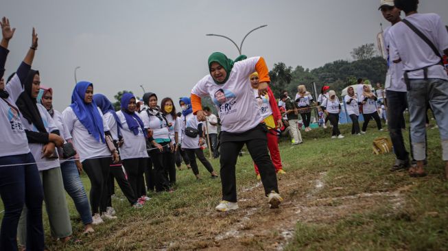 Peserta bermain tapak gunung pada gelaran Festival Dolanan Tradisional di Bintaro, Tangerang, Banten, Minggu (3/7/2022). [ANTARA FOTO/Fauzan/foc]
