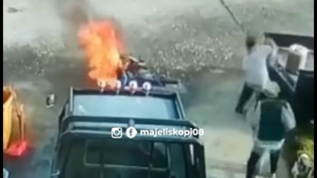 Motor pria ini tiba-tiba keluar percikan api lalu terbakar (Instagram/ @majeliskopi08).