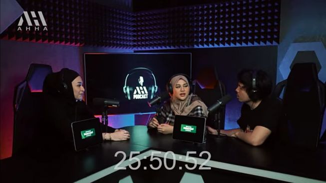 Nathalie Holscher dan Aurel Hermansyah (YouTube/AH Podcast)