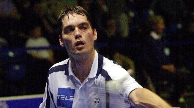 Tunggal putra Denmark, Poul-Erik Hoyer-Larsen saat mengalahkan kompatriotnya Kenneth Jonassen dalam pertandingan semi final di Kejuaraan Bulu Tangkis Eropa 2000 di Kelvin Hall, Glasgow, 28 April 2000. Hoyer-Larsen menang 15-8, 5-15, 15-8. FOTO AFP MARTYN HAYHOW