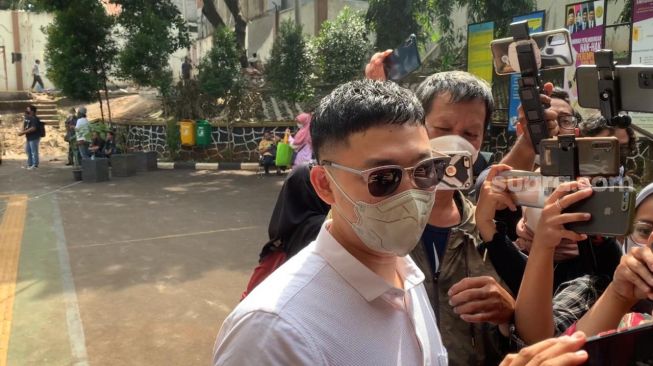 Suami Dewi Perssik, Angga Wijaya hadiri sidang cerai di Pengadilan Agama Jakarta Selatan, Senin (4/7/2022) [Suara.com/Adiyoga Priyambodo]