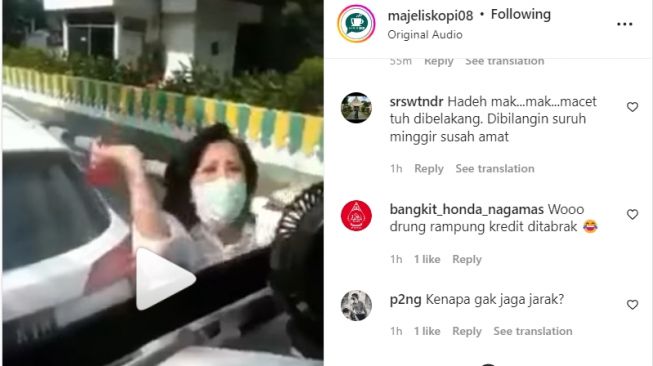 Viral, Seorang Ibu Ngamuk Mobilnya Disundul Truk Dari Belakang, Aksi Balas Dendamnya Bikin Geleng-geleng