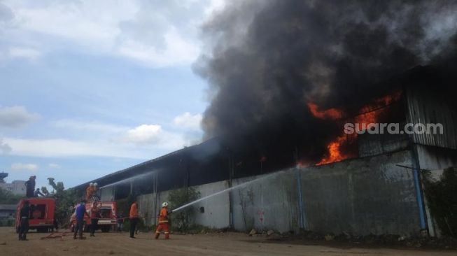 Pabrik Pengolahan Minyak Goreng di Mojokerto Terbakar, Karyawan Panik Menyelamatkan Diri