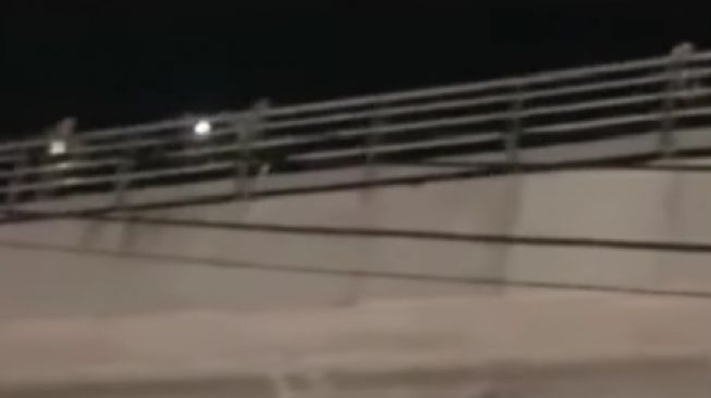 Viral Video Penumpang LRT Turun dan Berjalan di Atas Rel Akibat Listrik Padam