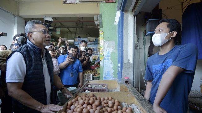 Menteri Perdagangan (Mendag) Zulkifli Hasan atau Zulhas saat berbincang dengan pedagang telur di Pasar Ciracas, Jakarta Timur, Selasa (5/7/2022). [Dok. Biro Humas Kemendag]