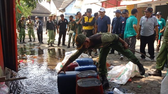 Bersih-bersih Lokasi Kerusuhan di Babarsari, Polisi bersama Warga Temukan 9 Jeriken Berisi Miras