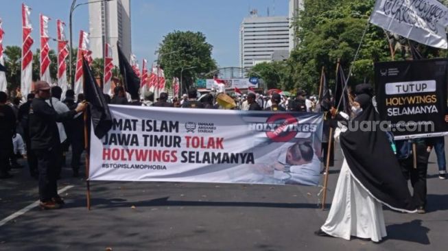 Unjuk rasa menuntut Gubernur Jatim menutup permanen Holywings Surabaya, Selasa (5/7/2022). [SuaraJatim.id/Dimas Angga]