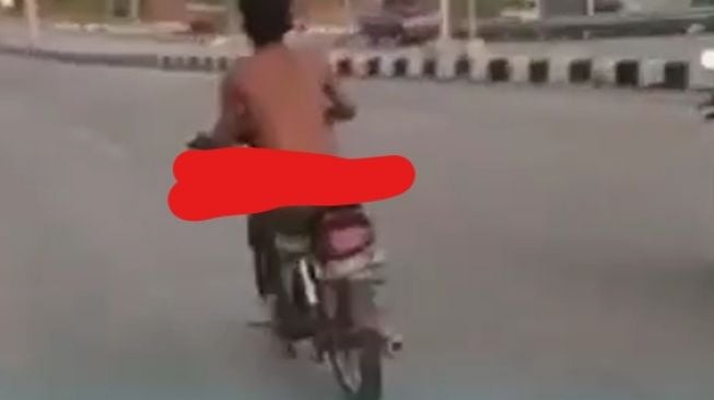 Seorang pria terciduk kemera naik motor telanjang bulat (Instagram/ @terang_media).