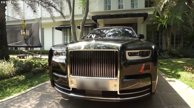 Potret Nagita Slavina Pamer Mobil Rolls-Royce Phantom (YouTube Rans Entertainment)