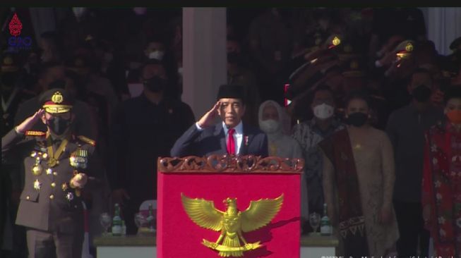 Presiden Jokowi saat menghadiri Upacara Peringatan ke-76 Hari Bhayangkara Tahun 2022 di Semarang, Selasa (5/7/2022). (Tangkap Layar YouTube Sekretariat Presiden).