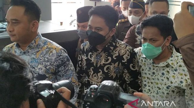 Tersangka penipuan investasi opsi biner Doni Salmanan digiring untuk pelimpahan perkara ke Kantor Kejati Jawa Barat, Kota Bandung, Jawa Barat, Selasa (5/6/2022). (ANTARA/Bagus Ahmad Rizaldi)