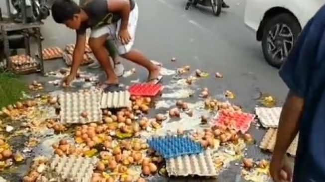 Pedagang Telur di Canggu Disebut Ditabrak Bule, Dagangannya Porak Poranda di Jalanan