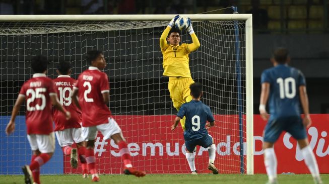 Kiper Tim Nasional Indonesia U-19 Cahya Supriadi (ketiga kanan) menangkap bola tembakan pesepak bola Tim Nasional Brunei Darussalam U-19 Idzzaham Aleshahmezan (kedua kanan) dalam laga penyisihan Grup A Piala AFF U-19 2022 di Stadion Patriot Candrabhaga, Bekasi, Jawa Barat, Senin (4/7/2022). [ANTARA FOTO/Fakhri Hermansyah/wsj]