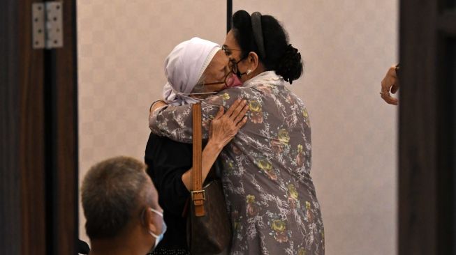 Istri penyanyi Bob Tutupoly, Rosmayasuti Nasution (kiri) menerima pelayat mendiang suaminya di Rumah Duka Rumah Sakit Siloam Semanggi, Jakarta, Selasa (5/7/2022). [ANTARA FOTO/Aditya Pradana Putra/foc]