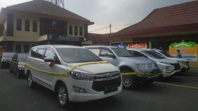 Belasan unit mobil hasil penipuan dan penggelapan diamankan di Mapolresta Mojokerto. [SuaraJatim/Zen Arivin]