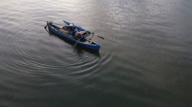 Nelayan menjaring ikan di Teluk Kendari, Kendari, Sulawesi Tenggara, Senin (4/7/2022). [ANTARA FOTO/Jojon/wsj]