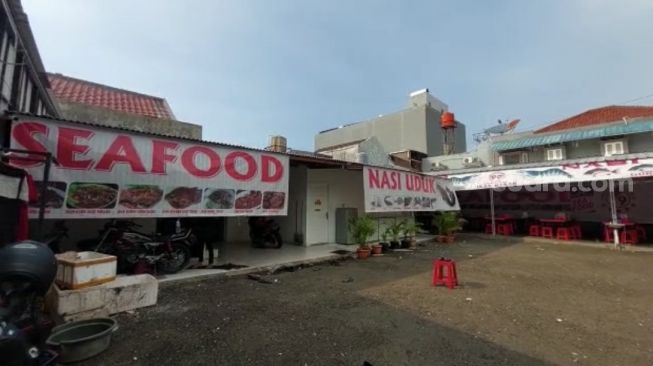 Viral Terekam CCTV, Pria Bertopi Gasak Uang Rp 3,3 Juta Milik Karyawan Restoran di Kembangan