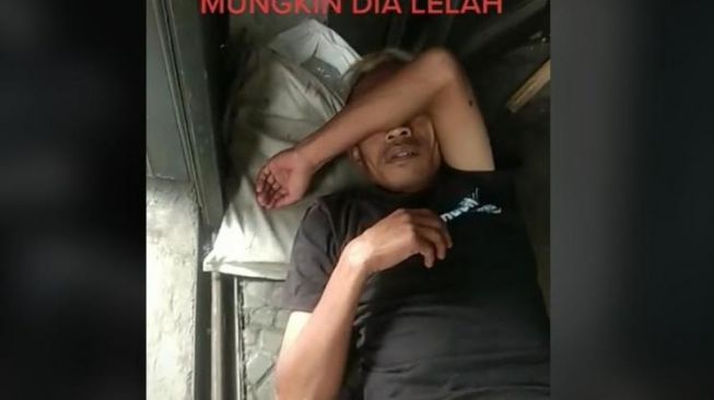 Ade Londok tertidur di pinggir jalan. [TikTok cheprietzofficial85]