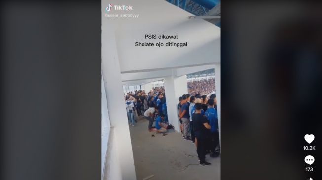Viral! Dua Suporter PSIS Semarang Salat di Tribun Penonton, Warganet: Stadionnya Berkah, Auranya Bikin Musuh Ketar-ketir