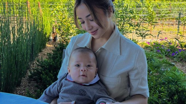 Nikita Willy dan Baby Izz liburan di kebun anggur Napa Valley di California, Amerika Serikat. [Instagram] 