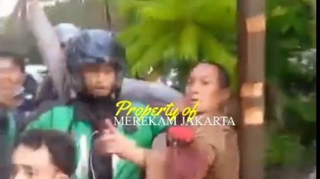 Viral polisi gadungan diamuk massa gegara tabrak belasan pengendara di kawasan Sunter. (tangkapan layar)