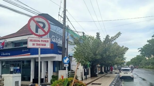 Duh, Warga Balikpapan Selatan Banyak yang Parkir di Bahu Jalan, Dishub: Ada Rambu Larangan Parkir