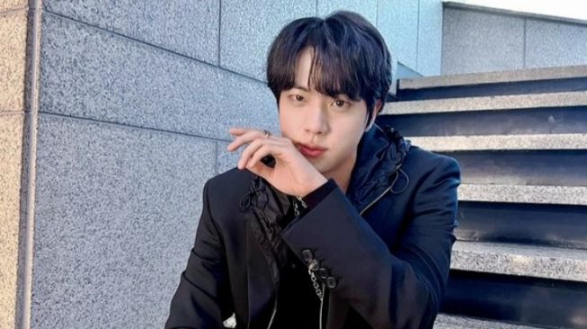 Jin BTS Pakai Kemeja Rp10 Juta, Netizen Menjerit: Harganya Tidak Selucu Mukamu