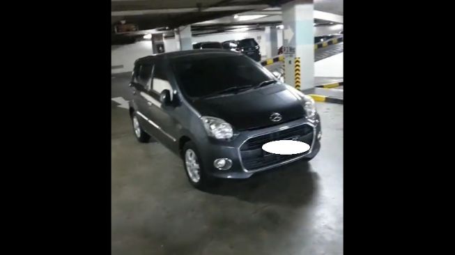 Daihatsu Ayla parkir tepat di akses jalur masuk, publik heran (Twitter)