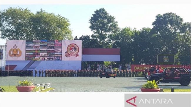 Presiden Joko Widodo sedang memeriksa pasukan saat menjadi inspektur upacara HUT Ke-76 Bhayangkara di Akpol Semarang, Selasa. [ANTARA/ I.C.Senjaya]